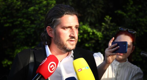 30.04.2025., USKOK, Vlaska 116, Zagreb - Dovodjenje uhicenog u aferi Hipodrom na ispitivanje u USKOK.Odvjetnik Nikica Leskovar dao je izjavu za medije  Photo: Emica Elvedji/PIXSELL