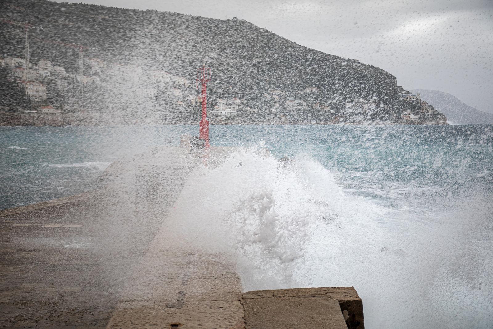 24.03.2025., Stara gradska jezgra, Dubrovnik - Jako jugo na dubrovackom podrucju. Photo: Grgo Jelavic/PIXSELL