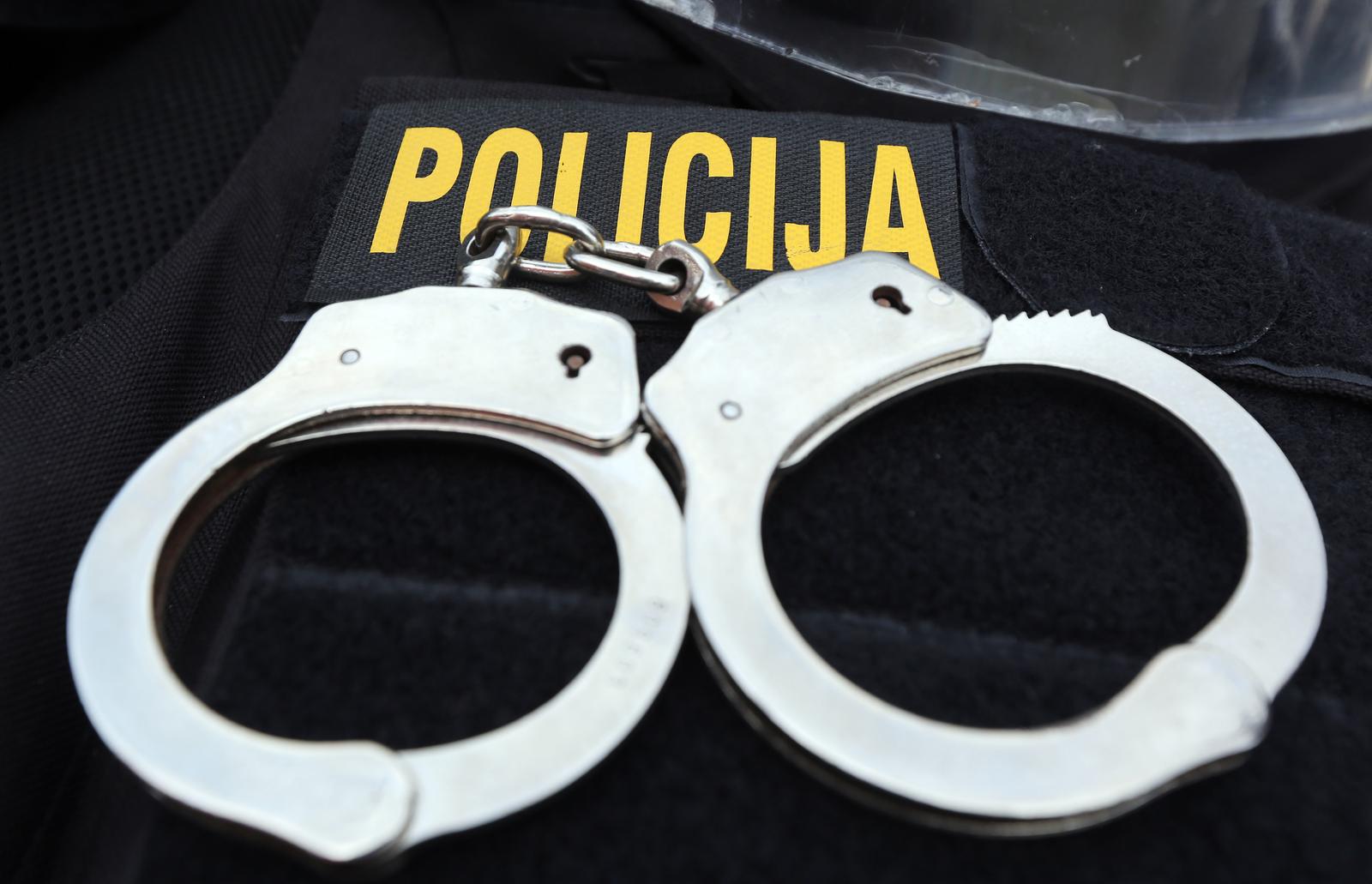 25.09.2014., Sibenik - Povodom Dana policije policijska uprava u Sibeniku na trgu Pavla Subica, ispred zgrade zupanije zainteresiranim je gradjanima omogucila razgledavanje opreme i naoruzanja interventne policije, kao i opreme koju koristi prometna policija u svom radu. rPhoto: Dusko Jaramaz/PIXSELL