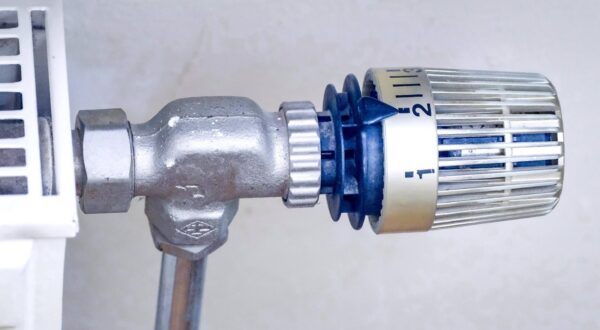 Düsseldorf 30.03.2025 Heizkosten Heizung Heizungskosten Miete Mietkosten Mietnebenkosten Nebenkosten Heizen Thermostat Wärme Kälte Wohnen Wohnung Erdöl Erdgas Mieterhöhung Wohnfläche Energiebedarf Heizkostenabrechnung Heizperiode Gebäude Heizkörper Heizungsanlage Heizgas Gaspreis Betriebskosten Finanzamt Steuererklärung Betriebsausgaben Werbungskosten Heizungsthermostat Temperatur Temperaturregler Heizungsregler CO2 Steuer Aufschlag Heizkostenabgabe Klimaschutzgesetz CO2-Abgabe CO2-Preis energetische Sanierung Bundesumweltministerium Mieter Vermieter Ukraine Krise Konflikt Putin Russland Krieg Grundsicherung Jobcenter Hartz-IV-Empfänger Stromkosten Energiepreispauschale Energiekostenpauschale Modernisierung Heizkessel Gaspreise G Photo: IMAGO/Michael Gstettenbauer/IMAGOSTOCK&PEOPLE