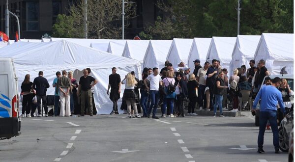 16.04.2025 BelgradeSerbia Politics/ Life Tents of pro government supporter s in front parliament/ Satori cacilenda ispred skupstine Photo: IMAGO/Aleksandar Djorovic/IMAGOSTOCK&PEOPLE
