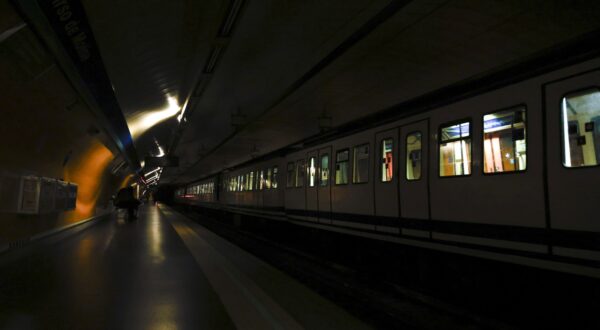 epa12060555 View of an empty subway station platform after commuters were evacuated during a blackout that hit Spain and Portugal, in Madrid, Spain, 28 April 2025. A massive blackout has hit large parts of Spain and spread to neighbouring Portugal and France, disrupting transport systems, internet connections and daily life, according to authorities. The exact cause of the blackout is unknown.  EPA/BLANCA MILLEZ