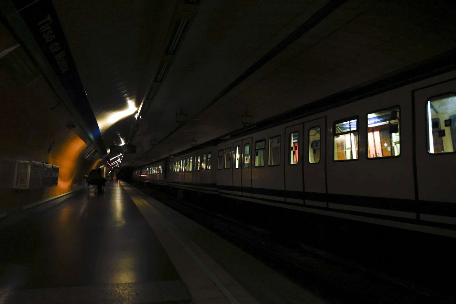 epa12060555 View of an empty subway station platform after commuters were evacuated during a blackout that hit Spain and Portugal, in Madrid, Spain, 28 April 2025. A massive blackout has hit large parts of Spain and spread to neighbouring Portugal and France, disrupting transport systems, internet connections and daily life, according to authorities. The exact cause of the blackout is unknown.  EPA/BLANCA MILLEZ