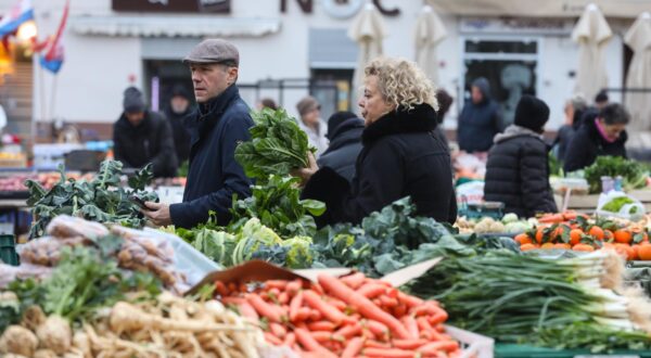 24.12.2024., Zagreb - Na badnji dan zagrebacka trznica Dolac u ponudi ima velik izbor voca i povrca, no kako se cini zagrepcani su svoju blagdansku kosaricu napunili proteklih dana, a vecina prodavaca odlucilii su Badnjak provesti sa svojim obiteljima. Photo: Robert Anic/PIXSELL