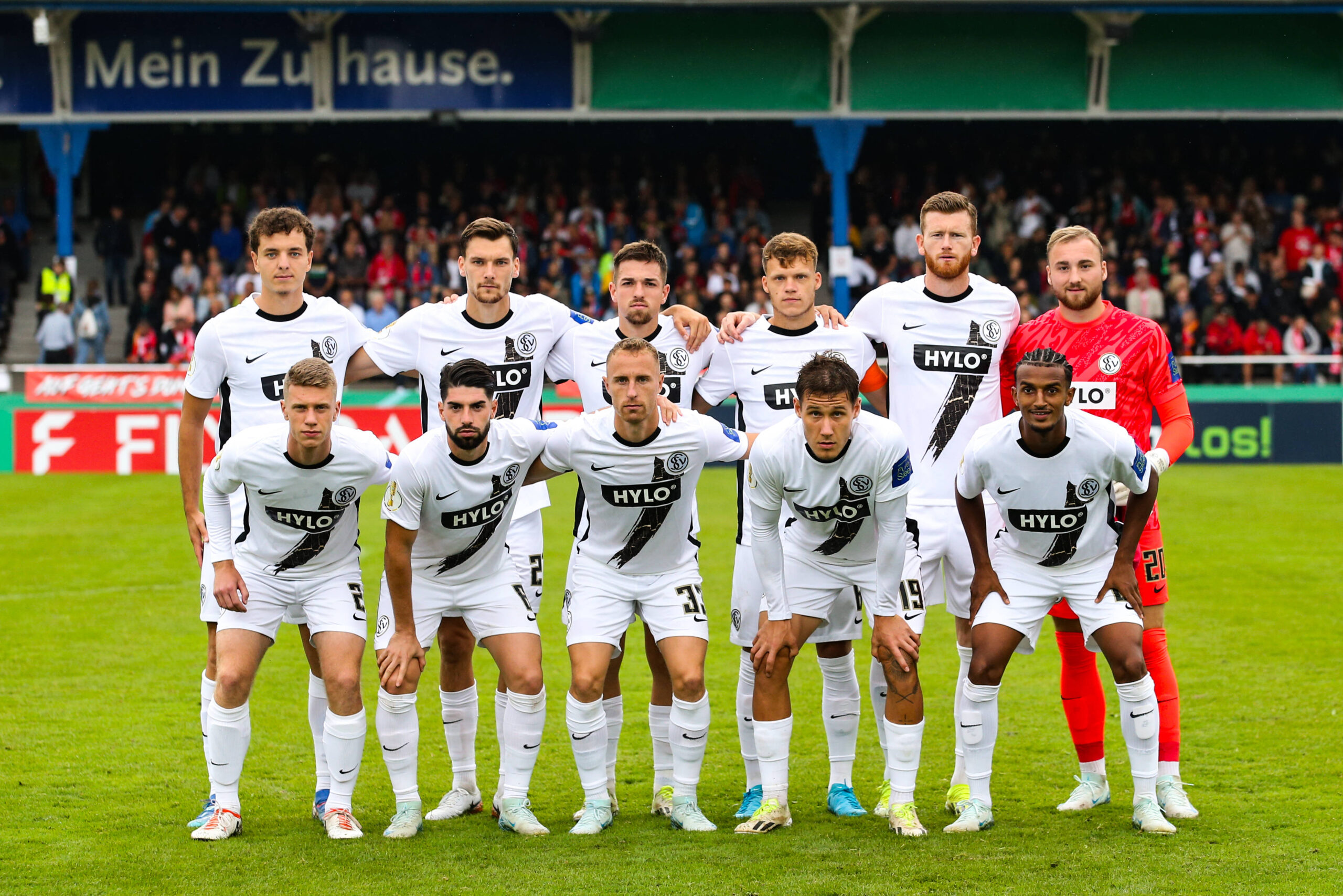 Teamfoto, Mannschaftsfoto SV 07 Elversberg, hintere R. v.l. Fisnik Asllani SV 07 Elversberg,10, Paul Stock SV 07 Elversberg,21, Luca Schnellbacher SV 07 Elversberg,24, Robin Fellhauer SV 07 Elversberg,6, Florian Le Joncour SV 07 Elversberg,3, Torwart Nicolas Kristof SV 07 Elversberg,20, vordere R. v.l. Elias Baum SV 07 Elversberg,2, Semih Sahin SV 07 Elversberg,8, Maurice Neubauer SV 07 Elversberg,33, Lukas Pinckert SV 07 Elversberg,19, Filimon Gerezgiher SV 07 Elversberg,27 - 1. Hauptrunde DFB Pokal Saison 2024-2025 VfV 06 Hildesheim vs. SV 07 Elversberg im Friedrich-Ebert-Stadion in Hildesheim - Aktion,Fußball,Mann,Männer,Deutschland,18.08.2024 *** Team photo, team photo SV 07 Elversberg, back R v l Fisnik Asllani SV 07 Elversberg,10 , Paul Stock SV 07 Elversberg,21 , Luca Schnellbacher SV 07 Elversberg,24 , Robin Fellhauer SV 07 Elversberg,6 , Florian Le Joncour SV 07 Elversberg,3 , goalkeeper Nicolas Kristof SV 07 Elversberg,20 , front R v l Elias Baum SV 07 Elversberg,2 , Semih Sahin SV 07 Elversberg,8 , Maurice Neubauer SV 07 Elversberg,33 , Lukas Pinckert SV 07 Elversberg,19 , Filimon Gerezgiher SV 07 Elversberg,27 1 Main Round DFB Cup Season 2024 2025 VfV 06 Hildesheim vs SV 07 Elversberg at Friedrich Ebert Stadium in Hildesheim Action,Soccer,Man,Men,Germany,18 08 2024