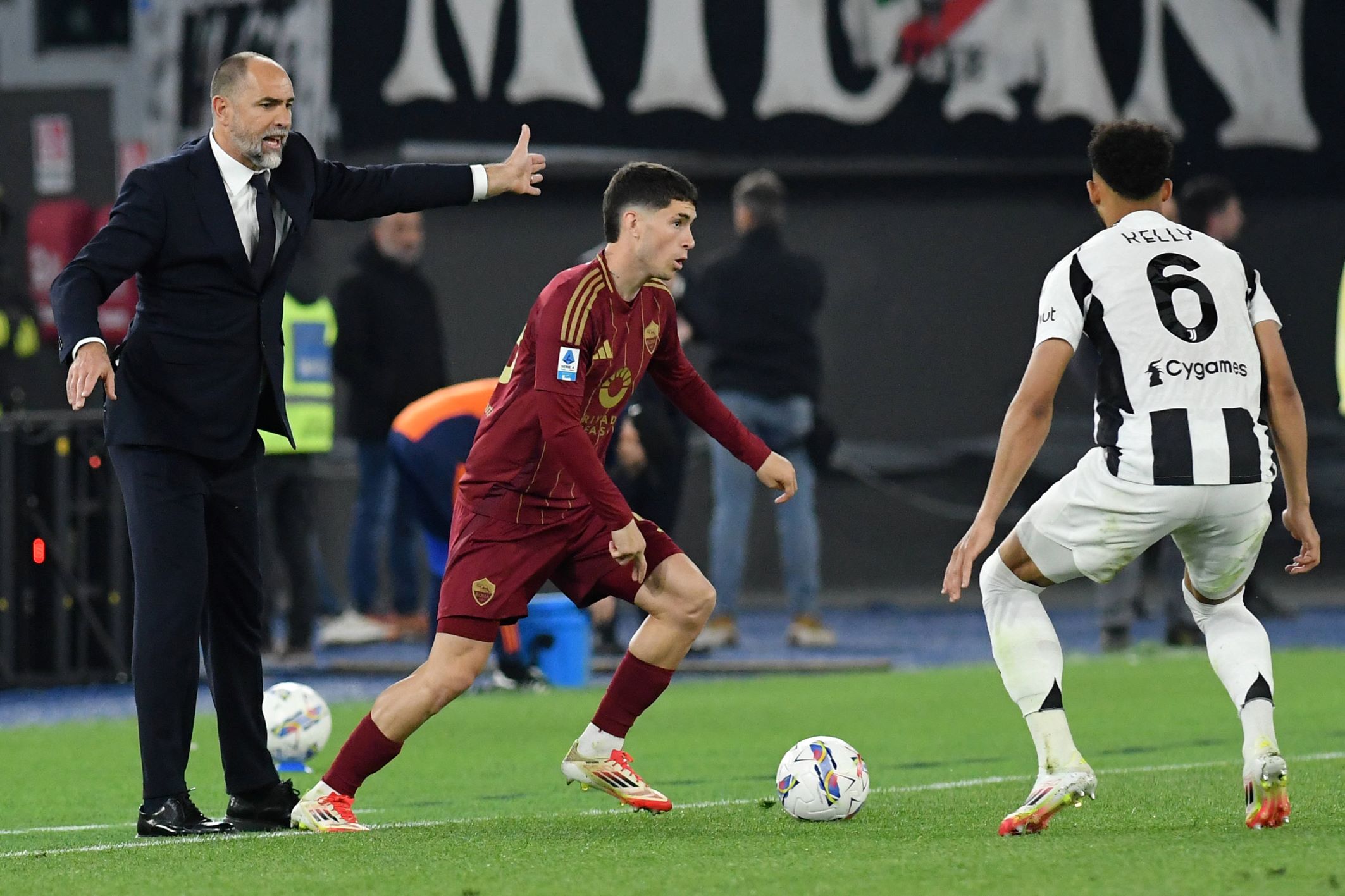 Soccer, Serie A match , Roma v Juventus Juventus trainer Igor Tudor, reacts,Matias Soule of AS Roma,Lloyd Kelly of Juventus during the Serie A match between Roma v Juventus at Olympic stadium, Italy, April 06th, 2025. Imago-Images Emmefoto Copyright: xImago-Images Emmefotox