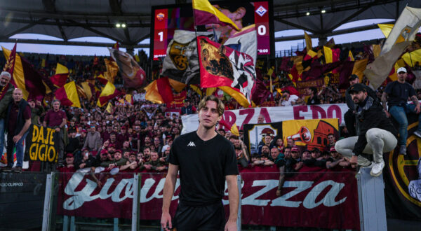 Edoardo Bove of ACF Fiorentina and AS Roma fans during AS Roma vs ACF Fiorentina, Italian soccer Serie A match in Rome, Italy, May 04 2025 PUBLICATIONxNOTxINxITA Copyright: xRaffaelexConti/IPAxSportx/xipa-agency.netx/xx IPA_57258317 IPA_Agency_IPA57258317