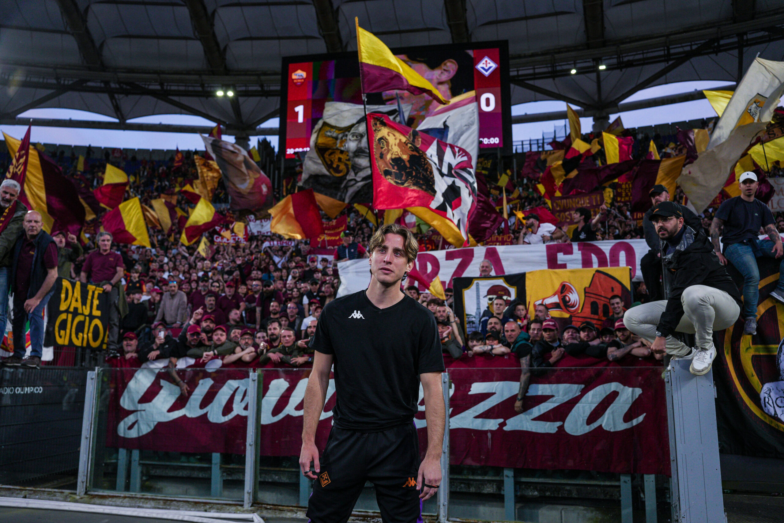 Edoardo Bove of ACF Fiorentina and AS Roma fans during AS Roma vs ACF Fiorentina, Italian soccer Serie A match in Rome, Italy, May 04 2025 PUBLICATIONxNOTxINxITA Copyright: xRaffaelexConti/IPAxSportx/xipa-agency.netx/xx IPA_57258317 IPA_Agency_IPA57258317