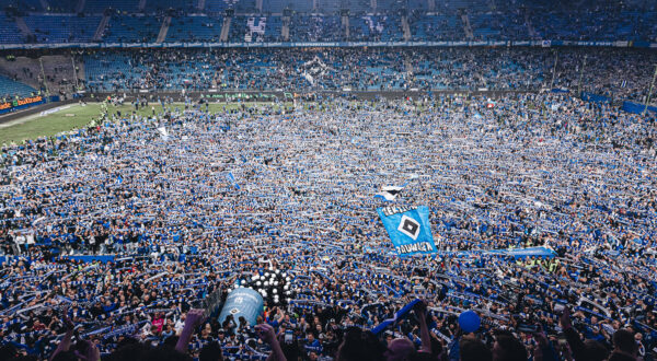 Fußball I Herren I Saison 2024-2025 I 2. Bundesliga I 33. Spieltag I Hamburger SV - SSV Ulm I 10.05.2025 Die Fans vom Hamburger SV feiern den Aufstieg. Hamburg Volksparkstadion Hamburg Deutschland *** Soccer I Men I Season 2024 2025 I 2 Bundesliga I 33 Matchday I Hamburger SV SSV Ulm I 10 05 2025 Hamburger SV fans celebrate promotion Hamburg Volksparkstadion Hamburg Germany Copyright: xLobecax/xHenningxRohlfsx