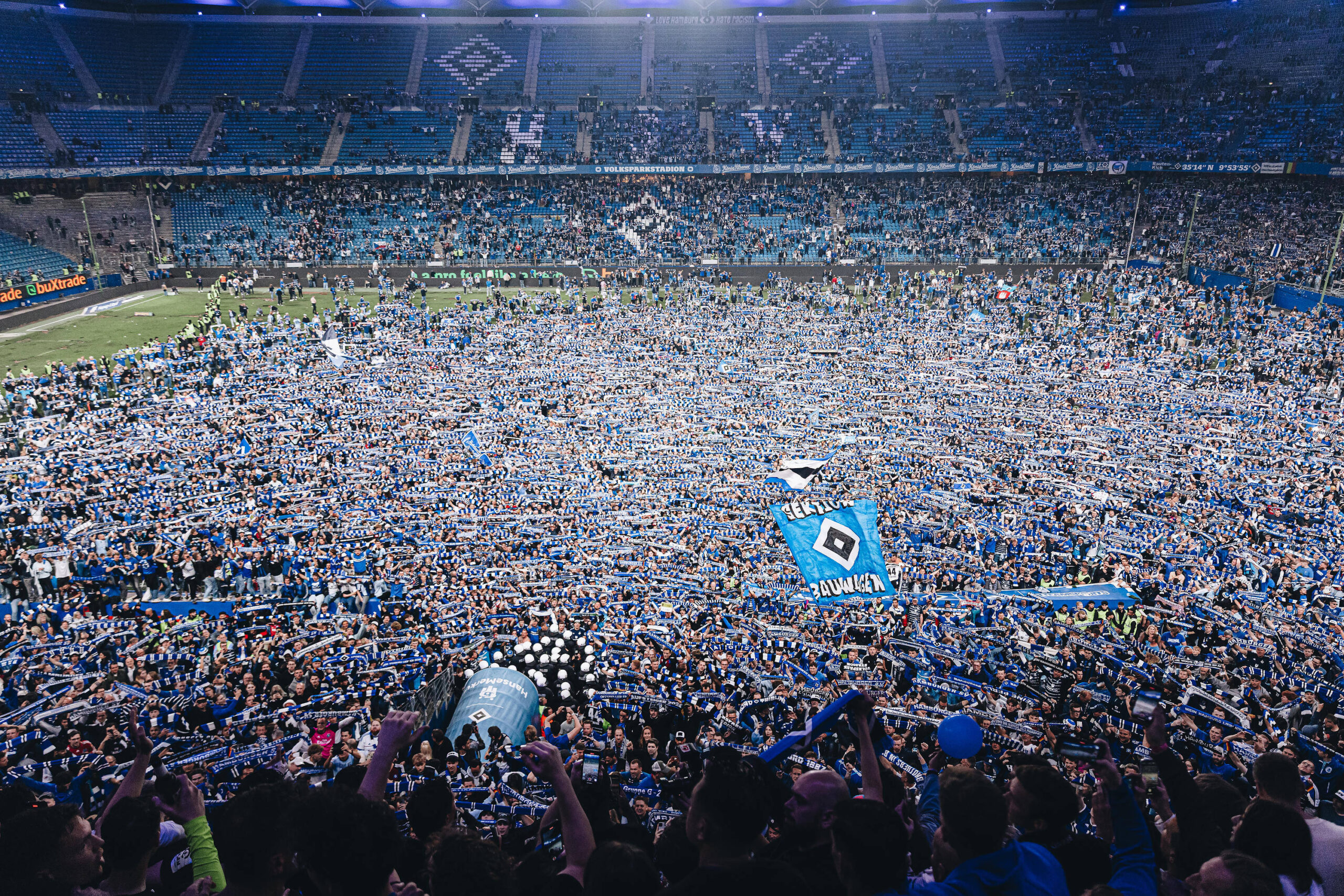 Fußball I Herren I Saison 2024-2025 I 2. Bundesliga I 33. Spieltag I Hamburger SV - SSV Ulm I 10.05.2025 Die Fans vom Hamburger SV feiern den Aufstieg. Hamburg Volksparkstadion Hamburg Deutschland *** Soccer I Men I Season 2024 2025 I 2 Bundesliga I 33 Matchday I Hamburger SV SSV Ulm I 10 05 2025 Hamburger SV fans celebrate promotion Hamburg Volksparkstadion Hamburg Germany Copyright: xLobecax/xHenningxRohlfsx