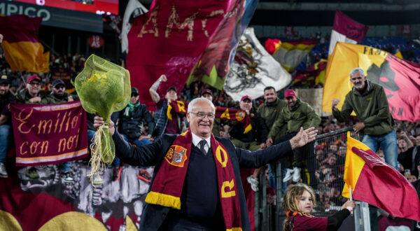 Claudio Ranieri coach of A.S. Roma final tribute for the last official match during AS Roma vs AC Milan, Italian soccer Serie A match in Rome, Italy, May 18 2025 PUBLICATIONxNOTxINxITA Copyright: xRaffaelexConti/IPAxSportx/xipa-agency.netx/xx IPA_57904925 IPA_Agency_IPA57904925