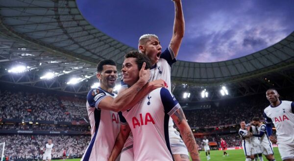 Tottenham's Brennan Johnson, centre, celebrates after scoring his side's opening goal during the Europa League final soccer match between Tottenham Hotspur and Manchester United at the San Mames Stadium in Bilbao, Spain, Wednesday, May 21, 2025. (AP Photo/Jose Breton) APTOPIX Spain Soccer Europa League Final