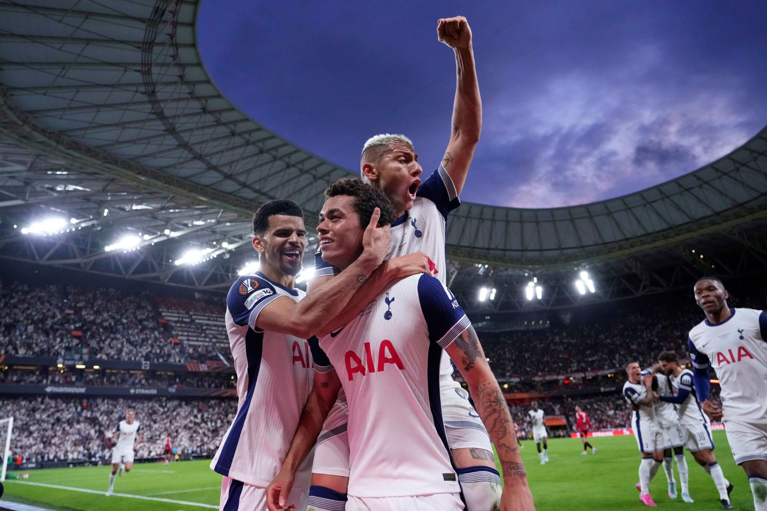 Tottenham's Brennan Johnson, centre, celebrates after scoring his side's opening goal during the Europa League final soccer match between Tottenham Hotspur and Manchester United at the San Mames Stadium in Bilbao, Spain, Wednesday, May 21, 2025. (AP Photo/Jose Breton) APTOPIX Spain Soccer Europa League Final