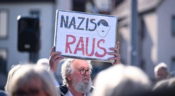 Rottenburg Kreis Tuebingen 29.04.2025 Kundgebung gegen Rechts und fuer Demokratie auf dem Eugen Bolz, als Protest gegen eine Veranstaltung in der Rottenburger Festhalle der AFD Landtagsfraktion Baden - Wuerttemberg: Schild, Nazis Raus *** Rottenburg district Tuebingen 29 04 2025 Rally against the right and for democracy on the Eugen Bolz, as a protest against an event in the Rottenburg festival hall of the AFD state parliamentary group Baden Wuerttemberg Sign, Nazis Raus ULMER Photo: IMAGO/Markus Ulmer/IMAGOSTOCK&PEOPLE