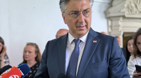 Slavonski Brod, 3.5.2025.- U povodu Dana sjeæanja na ubijenu i stradalu djecu u Domovinskom ratu, 3. svibnja, premijer Plenkoviæ i ministar hrvatskih branitelja Tomo Medved, zajedno sa roditeljima  poginule i stradale djece sudjelovali su u Slavonskom Brodu na sveèanom polaganju vijenaca kod Spomenika "Prekinuto djetinjstvo". 
foto HINA/ Irena VUKAS ÇUFALAR/ ua