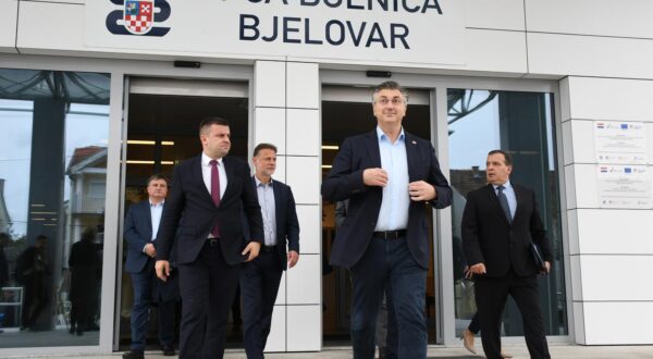 05.11.2022.,Bjelovar - Premijer Andrej Plenkovic, predsjednik Sabora Gordan Jandrokovic i ministar zdravstva Vili Beros odrzali su sastanak s predstavnicima Opce bolnice Bjelovar te su obisli novoizgradjenu zgradu bolnice 
  Photo: Damir Spehar/PIXSELL