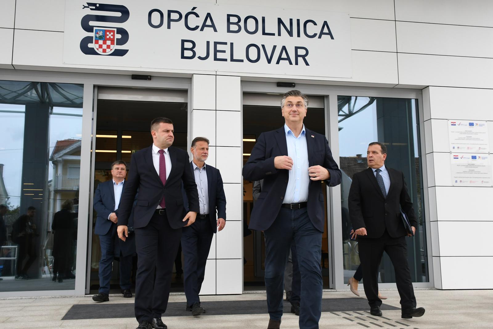 05.11.2022.,Bjelovar - Premijer Andrej Plenkovic, predsjednik Sabora Gordan Jandrokovic i ministar zdravstva Vili Beros odrzali su sastanak s predstavnicima Opce bolnice Bjelovar te su obisli novoizgradjenu zgradu bolnice 
  Photo: Damir Spehar/PIXSELL