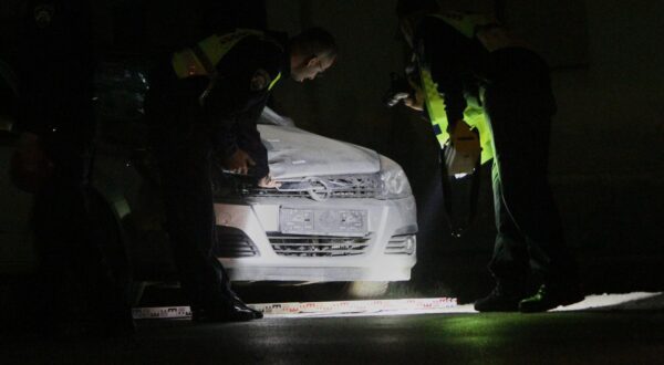 07.04.2014., Jagodnjak - Prometna nesreca u baranjskom selu Jagodnjak. Do nesrece je doslo kada je osobni automobil udario u pjesaka uz cestu. Policijski ocevid je u tijeku. rPhoto: Marko Mrkonjic/PIXSELL