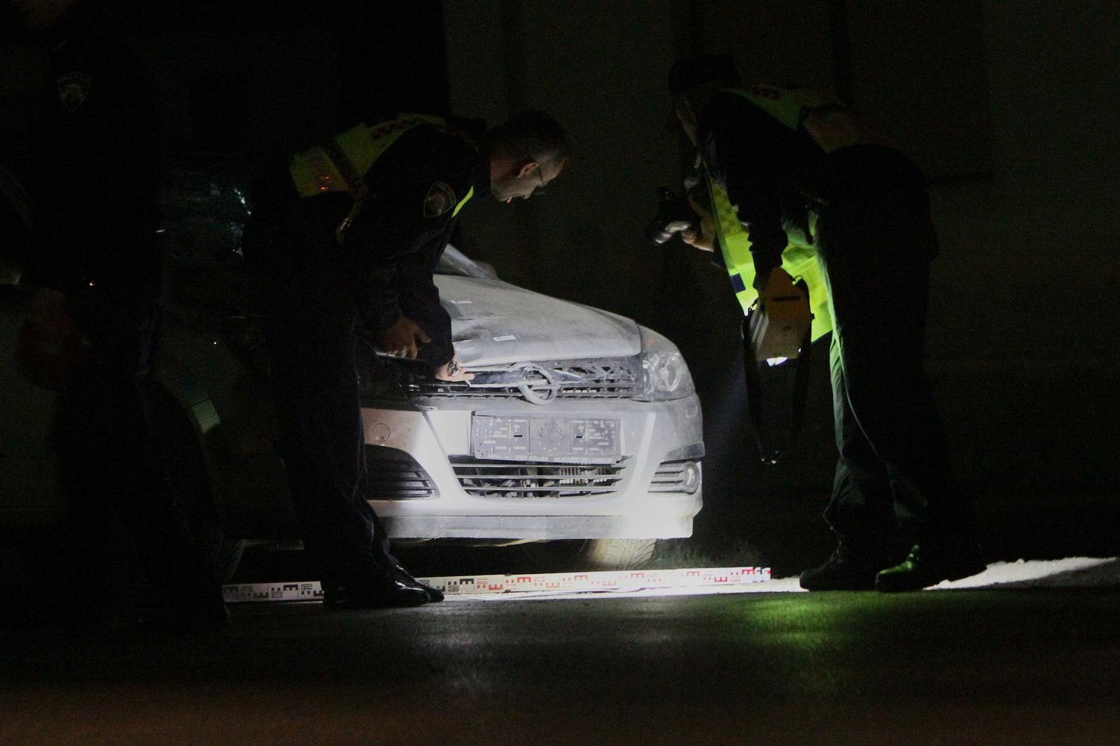 07.04.2014., Jagodnjak - Prometna nesreca u baranjskom selu Jagodnjak. Do nesrece je doslo kada je osobni automobil udario u pjesaka uz cestu. Policijski ocevid je u tijeku. rPhoto: Marko Mrkonjic/PIXSELL