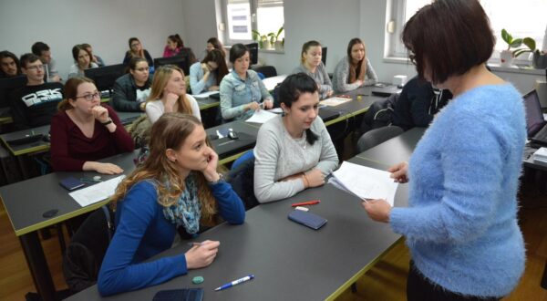 28.01.2017., Bjelovar, EducirajMe centar - U zelji za uspjesnim zavrsetkom mature i upisa zeljenog studija, danas su u EducirajMe centru otpoceli tecajevi pripreme za maturu. Za pocetak rijec je o predmetima matematika, engleski i hrvatski jezik. Pristup pripremama prilagodjen je svakom polazniku jer za svakog se maturanta prati napredak od pocetka do zeljenog cilja. Ukoliko se ukaze potreba, pruzaju se i dodatne individualne konzultacije.rPhoto: Damir Spehar/PIXSELL