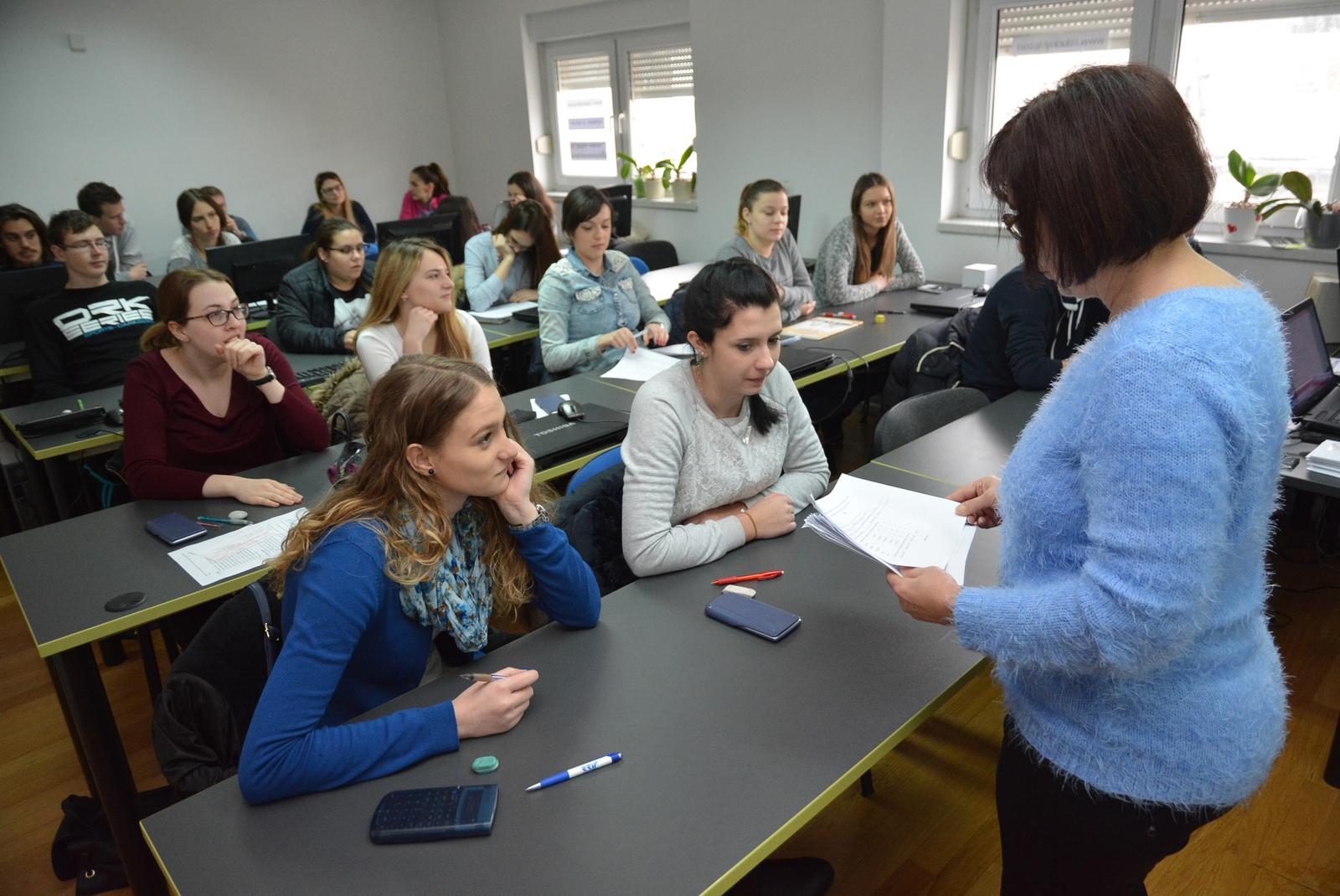28.01.2017., Bjelovar, EducirajMe centar - U zelji za uspjesnim zavrsetkom mature i upisa zeljenog studija, danas su u EducirajMe centru otpoceli tecajevi pripreme za maturu. Za pocetak rijec je o predmetima matematika, engleski i hrvatski jezik. Pristup pripremama prilagodjen je svakom polazniku jer za svakog se maturanta prati napredak od pocetka do zeljenog cilja. Ukoliko se ukaze potreba, pruzaju se i dodatne individualne konzultacije.rPhoto: Damir Spehar/PIXSELL