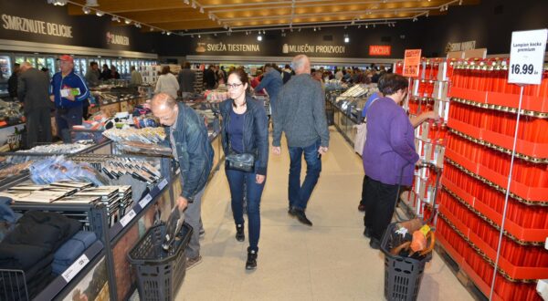 03.10.2016., Bjelovar - Trgovina Lidl na Slavonskoj cesti osvanula je u novom ruhu. Radovi na kompletnoj rekonstrukciji stare trgovine, zapoceti prije vise od pola godine su zavrseni, a danas je nova trgovina otvorila svoja vrata za kupce. rPhoto: Damir Spehar/PIXSELL
