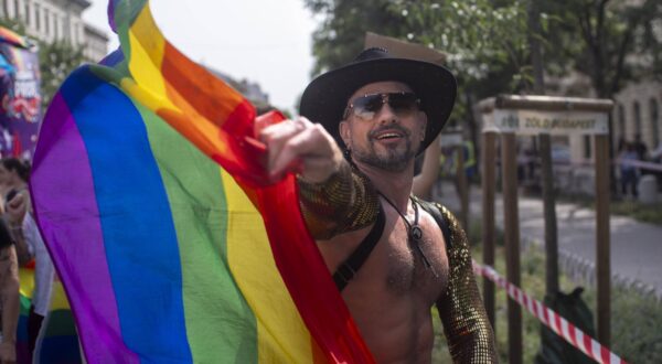 LGBTQ parade Budapest Pride, Hungary UNGARN, 22.06.2024, Budapest VI. Bezirk. Budapest Pride, jaehrlicher Aufzug der Homosexuellen, inzwischen ein Treffpunkt aller, die fuer eine freie, offene Gesellschaft eintreten. - Andrassy Boulevard Budapest Pride annual homosexual parade, by now an event joined by anybody striving for a free open society. - Andrassy boulevard Â *** LGBTQ parade Budapest Pride, Hungary HUNGARY, 22 06 2024, Budapest VI district Budapest Pride, annual homosexual parade, by now an event joined by anybody striving for a free open society Andrassy boulevard Budapest Pride annual homosexual parade, by now an event joined by anybody striving for a free open society Andrassy boulevard Â Copyright: MartinxFejer/estost.net Fejer24062202 Photo: IMAGO/Martin Fejer/estost.net/IMAGOSTOCK&PEOPLE