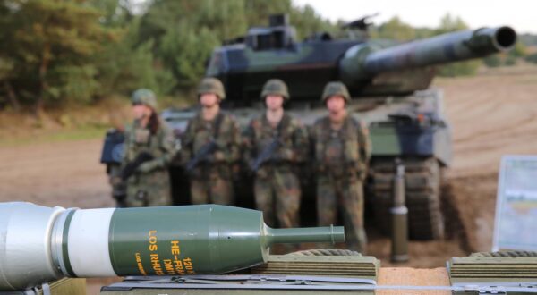 Soldaten der Bundeswehr verschwommen vor einem Kampfpanzer Leopard 2 des deutschen Heeres. Davor Übungsmunition für Panzer. Soldaten der Bundeswehr verschwommen vor einem Kampfpanzer Leopard 2 des deutschen Heeres. Davor Übungsmunition für Panzer. Lager Ostenholz Niedersachsen Deutschland *** Soldiers of the Bundeswehr blurred in front of a Leopard 2 main battle tank of the German army In front of practice ammunition for tanks Soldiers of the Bundeswehr blurred in front of a Leopard 2 main battle tank of the German army In front of practice ammunition for tanks Camp Ostenholz Lower Saxony Germany Photo: IMAGO/Björn Trotzki/IMAGOSTOCK&PEOPLE