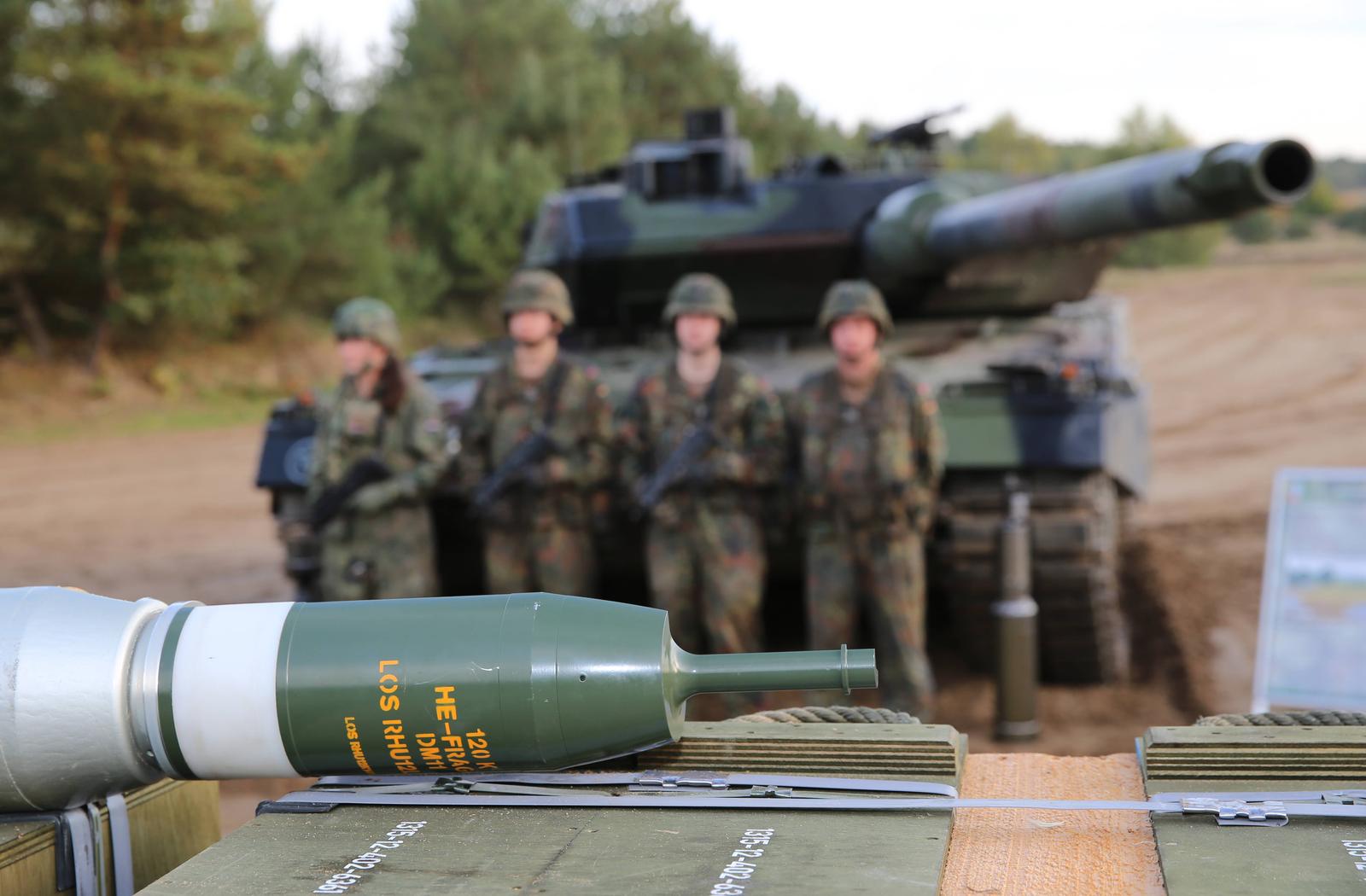 Soldaten der Bundeswehr verschwommen vor einem Kampfpanzer Leopard 2 des deutschen Heeres. Davor Übungsmunition für Panzer. Soldaten der Bundeswehr verschwommen vor einem Kampfpanzer Leopard 2 des deutschen Heeres. Davor Übungsmunition für Panzer. Lager Ostenholz Niedersachsen Deutschland *** Soldiers of the Bundeswehr blurred in front of a Leopard 2 main battle tank of the German army In front of practice ammunition for tanks Soldiers of the Bundeswehr blurred in front of a Leopard 2 main battle tank of the German army In front of practice ammunition for tanks Camp Ostenholz Lower Saxony Germany Photo: IMAGO/Björn Trotzki/IMAGOSTOCK&PEOPLE