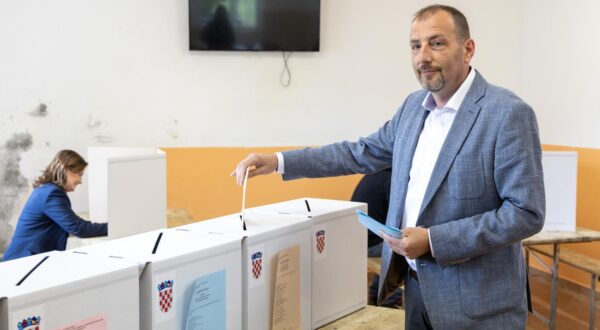 18.05.2025., Pula -
Kandidat za Istarskog zupana  Dalibor Paus (predsjednik IDS-a) na glasanje je stigao s suprugom. Photo: Srecko Niketic/PIXSELL