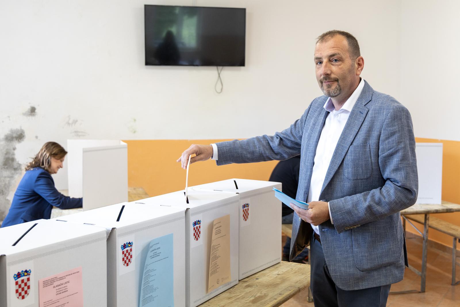 18.05.2025., Pula -
Kandidat za Istarskog zupana  Dalibor Paus (predsjednik IDS-a) na glasanje je stigao s suprugom. Photo: Srecko Niketic/PIXSELL