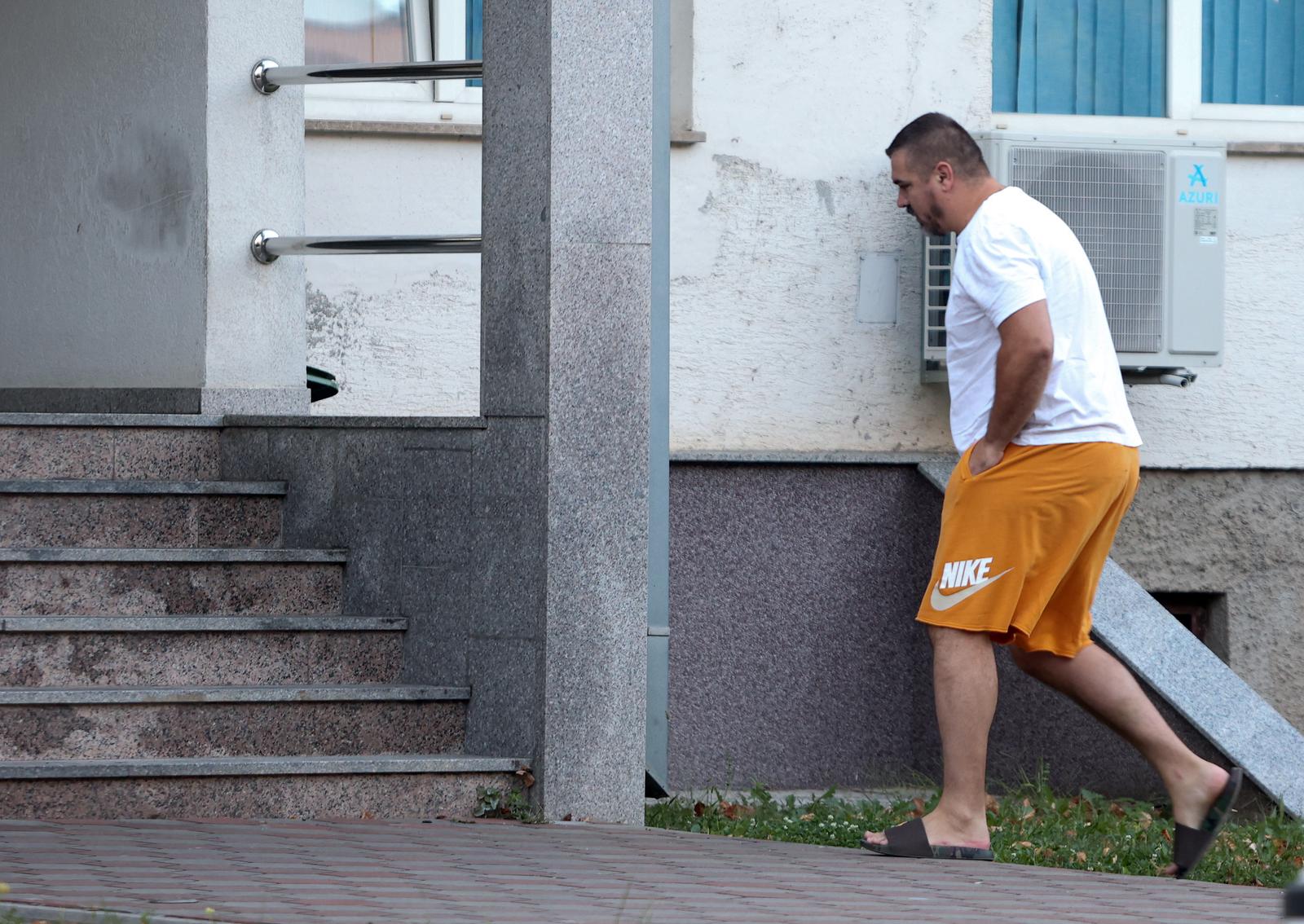 28.09.2023., Ljubuski, Bosna i Hercegovina - Opcinski sud u Ljubuskom odredio je bivsem rukometnom reprezentativcu Denisu Bunticu da se mora se svakodnevno javljati u policiju i da ne smije svojoj supruzi prilaziti na manje od 100 metara. Supruga Klara Buntic prijavila ga je prosli petak za obiteljsko nasilje, a tvrdi da ju je fizicki zlostavljao i ranije. Photo: Ivana Ivanovic/PIXSELL