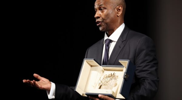 epa12117580 US actor Denzel Washington receives the Honorary Palme d'Or ahead of the screening of the film "Highest 2 Lowest" during the 78th annual Cannes Film Festival, in Cannes, France, 19 May 2025. The film festival runs from 13 to 24 May 2025.  EPA/VALERY HACHE / POOL  MAXPPP OUT