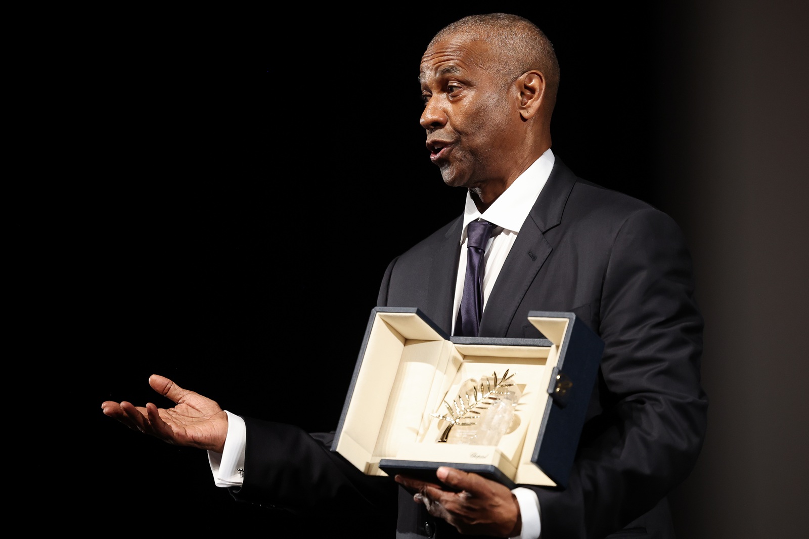 epa12117580 US actor Denzel Washington receives the Honorary Palme d'Or ahead of the screening of the film "Highest 2 Lowest" during the 78th annual Cannes Film Festival, in Cannes, France, 19 May 2025. The film festival runs from 13 to 24 May 2025.  EPA/VALERY HACHE / POOL  MAXPPP OUT