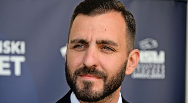 Vukovar, 30.05.2025. - Kandidat za gradonačelnika grada Vukovara Domagoj Bilić te kandidat za zamjenika gradonačelnika Goran Bendra održali su konferenciju za medije ispred stranačkih prostorijama Domovinskog pokreta na temu - drugi krug lokalnih izbora u nedjelju, 1. lipnja. Na fotografiji Domagoj Bilić. foto HINA/ Gordan Panić/ tm