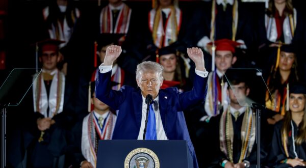 epaselect epa12068716 US President Donald Trump delivers the commencement speech in the Coleman Coliseum at the University of Alabama in Tuscaloosa, Alabama, USA, 01 May 2025.  EPA/ERIK S. LESSER
