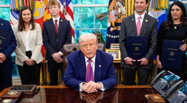 epa12087768 US President Donald Trump (C) signs executive orders and speaks to reporters in the Oval Office of the White House in Washington, DC, USA, 09 May 2025.  EPA/Yuri Gripas / POOL