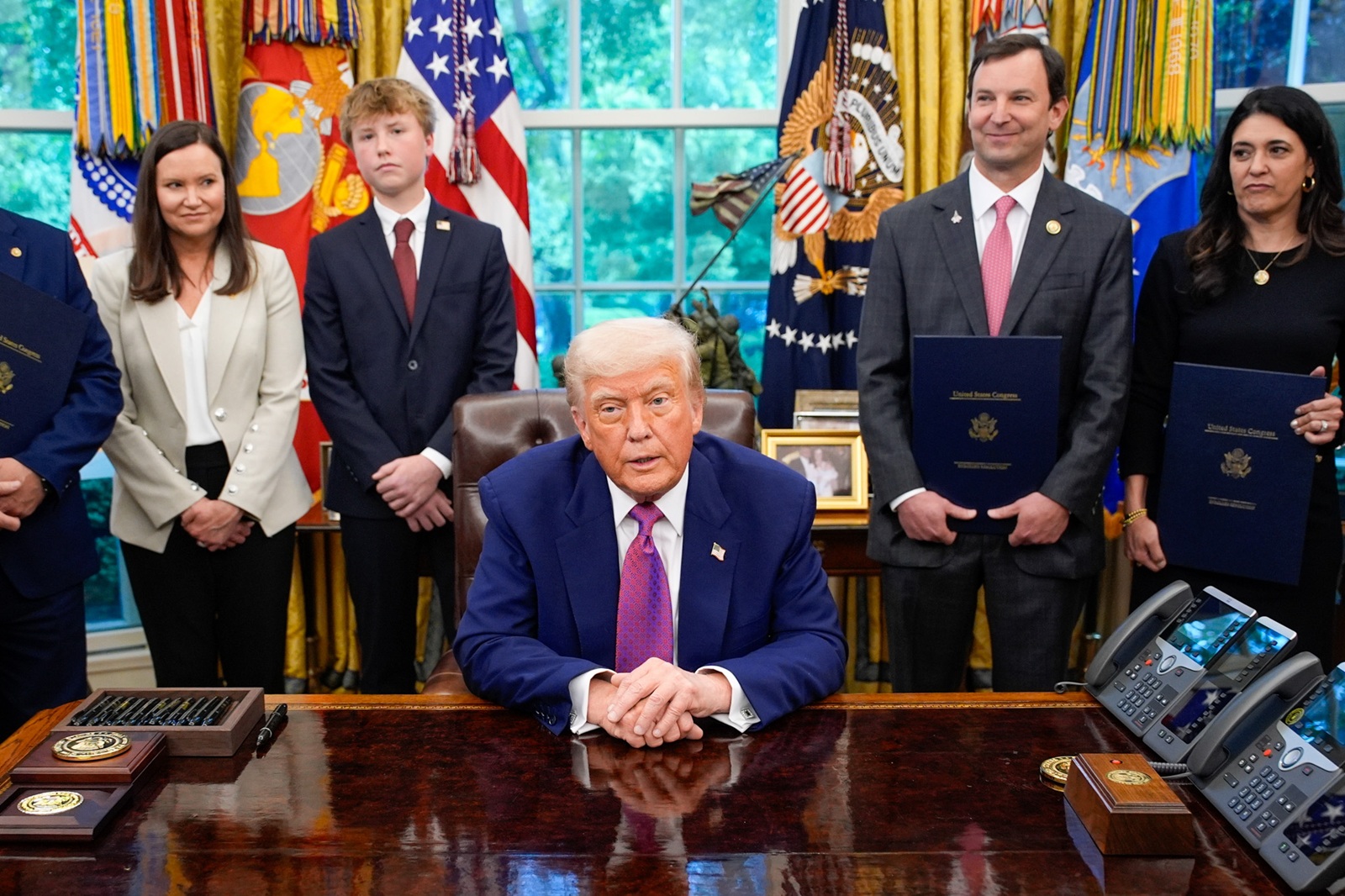 epa12087768 US President Donald Trump (C) signs executive orders and speaks to reporters in the Oval Office of the White House in Washington, DC, USA, 09 May 2025.  EPA/Yuri Gripas / POOL