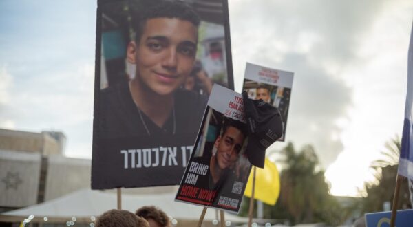 12 May 2025, Israel, Tel Aviv: Israelis gather at the hostage square to follow the US-Israeli hostage Edan Alexander release from Hamas captivity in Gaza. Photo: Ilia Yefimovich/dpa Photo: ILIA YEFIMOVICH/DPA