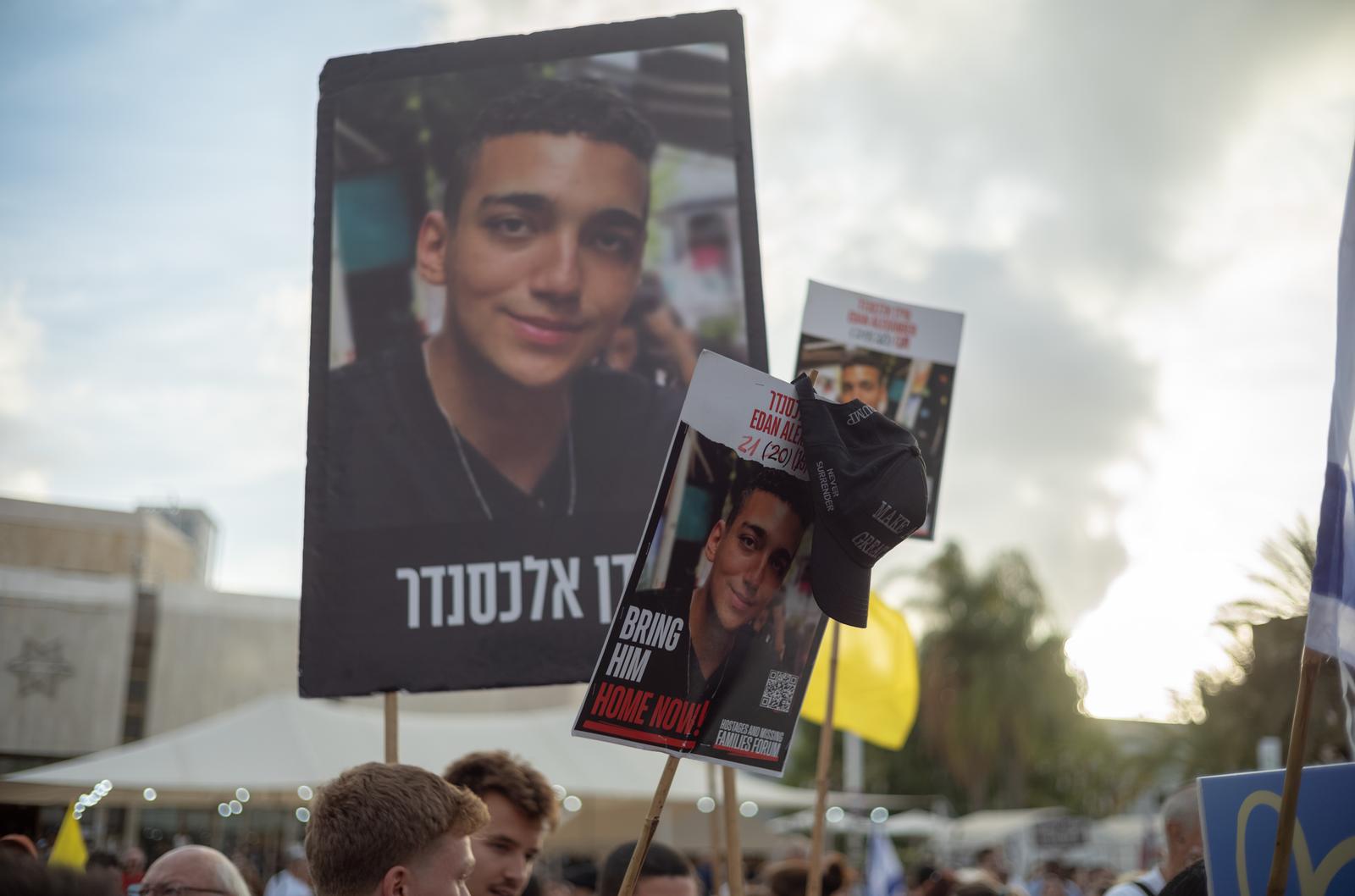 12 May 2025, Israel, Tel Aviv: Israelis gather at the hostage square to follow the US-Israeli hostage Edan Alexander release from Hamas captivity in Gaza. Photo: Ilia Yefimovich/dpa Photo: ILIA YEFIMOVICH/DPA