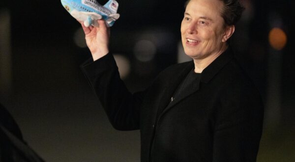 (250529) -- WASHINGTON, May 29, 2025 (Xinhua) -- This file photo taken on Feb. 19, 2025 shows Elon Musk holding a stuffed Air Force One toy upon arrival on the South Lawn of the White House in Washington, D.C., the United States. Tesla CEO Elon Musk said on May 28 that he is leaving his government role as an adviser to U.S. President Donald Trump. (Xinhua/Hu Yousong) Photo: Hu Yousong/XINHUA