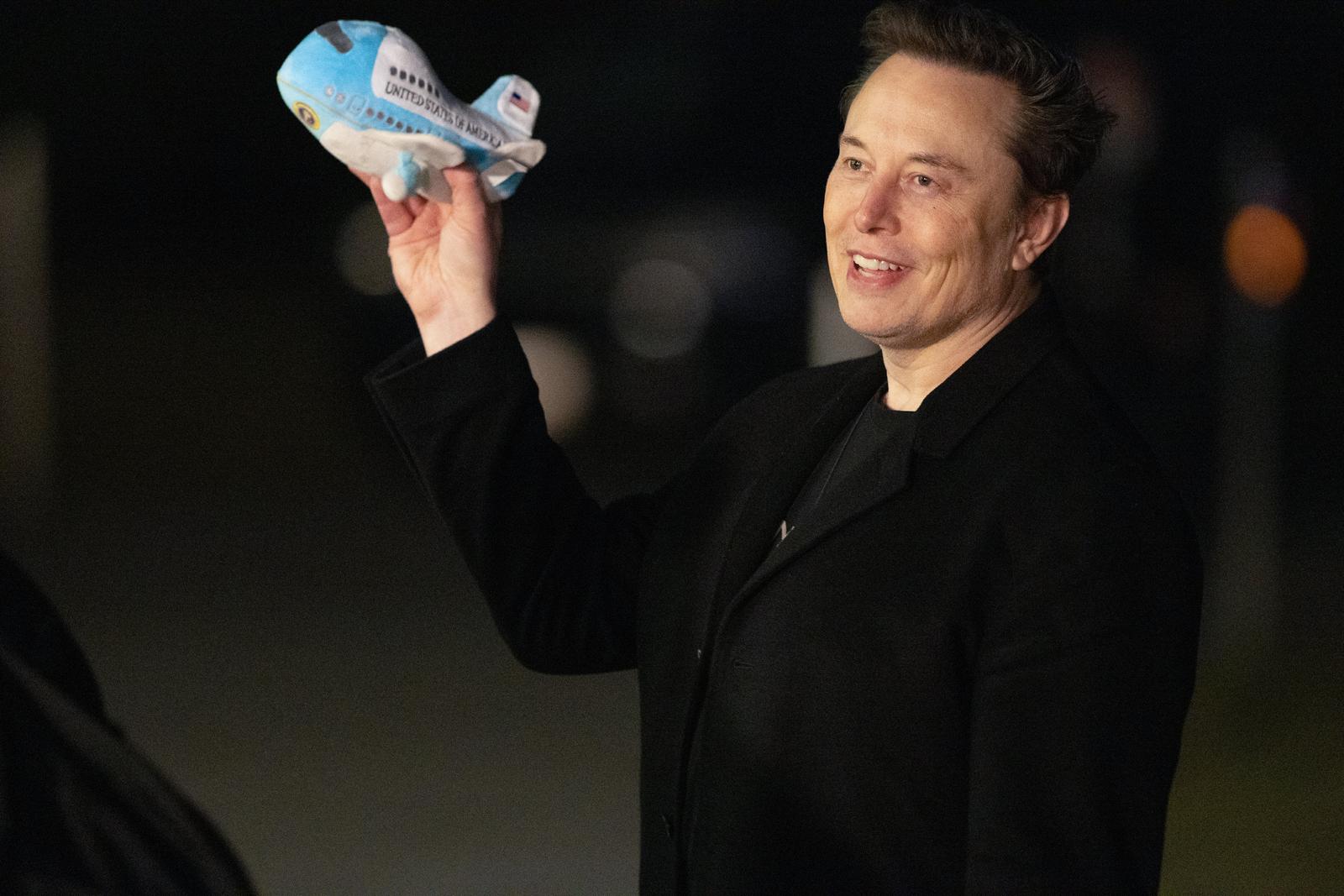 (250529) -- WASHINGTON, May 29, 2025 (Xinhua) -- This file photo taken on Feb. 19, 2025 shows Elon Musk holding a stuffed Air Force One toy upon arrival on the South Lawn of the White House in Washington, D.C., the United States. Tesla CEO Elon Musk said on May 28 that he is leaving his government role as an adviser to U.S. President Donald Trump. (Xinhua/Hu Yousong) Photo: Hu Yousong/XINHUA