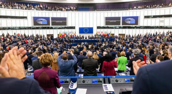 07 May 2025, France, Straßburg: Members of the European Parliament stand in the plenary chamber and give a standing ovation to three World War II veterans who had previously spoken at a commemorative event marking the end of the Second World War. The EU Parliament's agenda included a debate on the situation in Ukraine, including with EU Commission President von der Leyen. A ceremony to commemorate the end of the Second World War is scheduled for around midday. Photo: Philipp von Ditfurth/dpa Photo: Philipp von Ditfurth/DPA