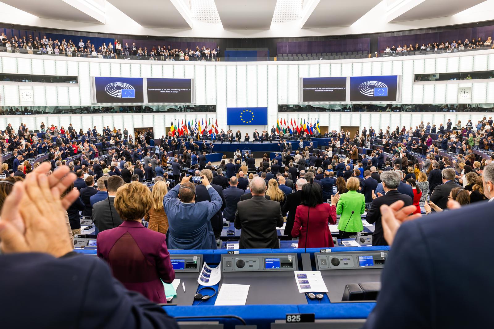 07 May 2025, France, Straßburg: Members of the European Parliament stand in the plenary chamber and give a standing ovation to three World War II veterans who had previously spoken at a commemorative event marking the end of the Second World War. The EU Parliament's agenda included a debate on the situation in Ukraine, including with EU Commission President von der Leyen. A ceremony to commemorate the end of the Second World War is scheduled for around midday. Photo: Philipp von Ditfurth/dpa Photo: Philipp von Ditfurth/DPA