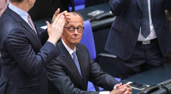 Berlin, Deutschland, 06.05.2025: Deutscher Bundestag: 2. Bundestagssitzung: CDU-Chef Friedrich Merz unmittelbar nach Bekanntgabe des Ergebnisses aus dem 2. Wahlgang. Er ist zum Bundeskanzler gewählt, Jens Spahn und Alexander Dobrindt applaudieren. *** Berlin, Germany, 06 05 2025 German Bundestag 2 Bundestag session CDU leader Friedrich Merz immediately after the announcement of the result from the second round of voting He is elected Federal Chancellor, Jens Spahn and Alexander Dobrindt applaud Copyright: xdtsxNachrichtenagenturx dts_65730 Photo: IMAGO/dts Nachrichtenagentur/IMAGOSTOCK&PEOPLE