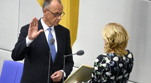 Friedrich Merz und Julia Klöckner bei der Ablegung des Amtseides als Bundeskanzler in der 2. Sitzung des 21. Deutschen Bundestages im Reichstagsgebäude. Berlin, 06.05.2025 *** Friedrich Merz and Julia Klöckner taking the oath of office as Federal Chancellor at the 2nd session of the 21 German Bundestag in the Reichstag building Berlin, 06 05 2025 Foto:xF.xKernx/xFuturexImagex bundestagssitzung2_5635 Photo: IMAGO/Frederic Kern/IMAGOSTOCK&PEOPLE