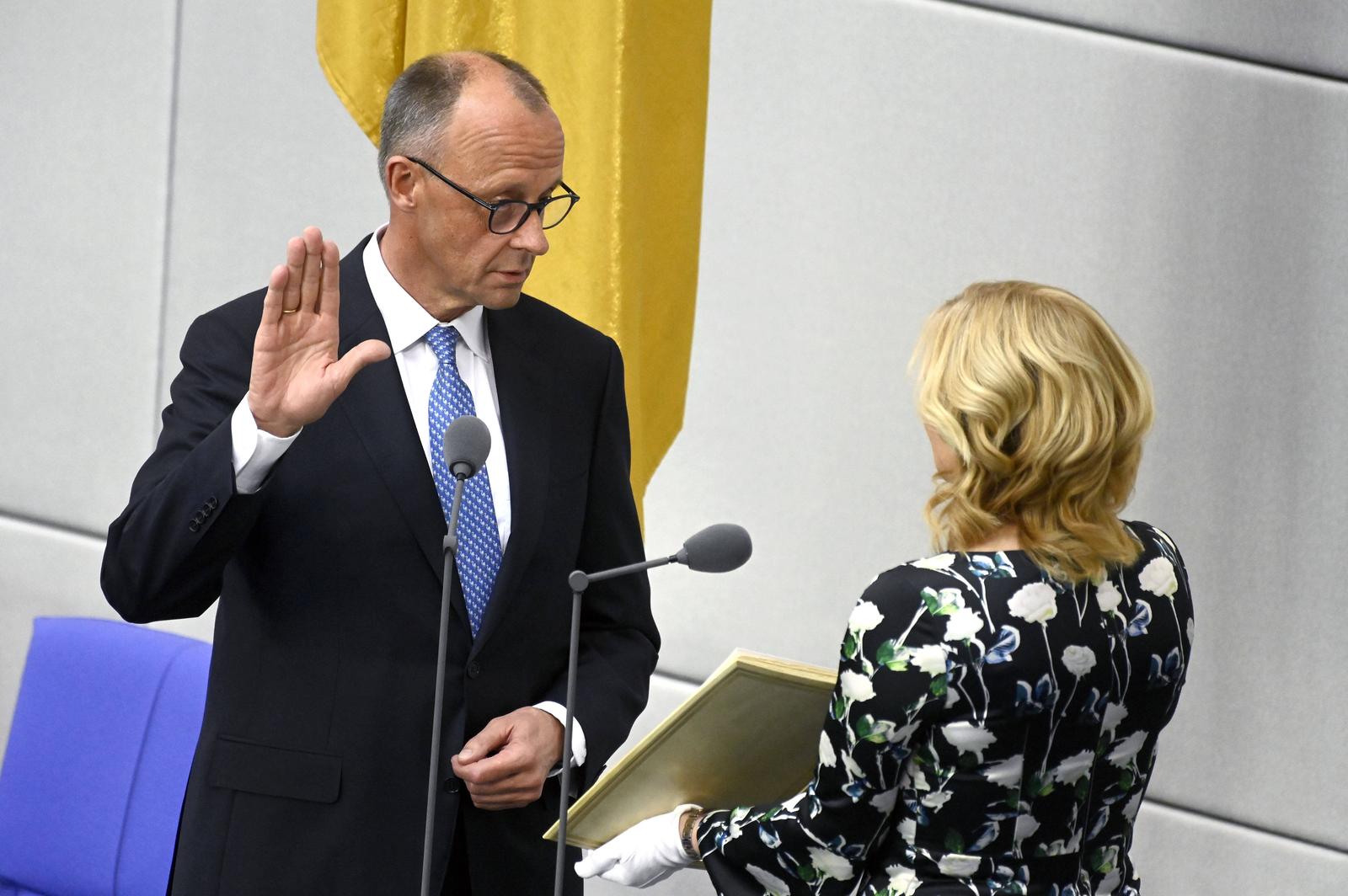 Friedrich Merz und Julia Klöckner bei der Ablegung des Amtseides als Bundeskanzler in der 2. Sitzung des 21. Deutschen Bundestages im Reichstagsgebäude. Berlin, 06.05.2025 *** Friedrich Merz and Julia Klöckner taking the oath of office as Federal Chancellor at the 2nd session of the 21 German Bundestag in the Reichstag building Berlin, 06 05 2025 Foto:xF.xKernx/xFuturexImagex bundestagssitzung2_5635 Photo: IMAGO/Frederic Kern/IMAGOSTOCK&PEOPLE