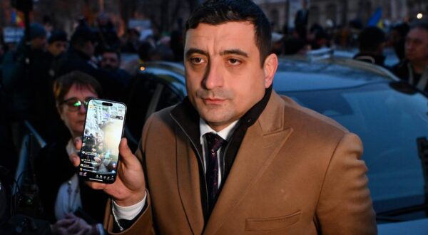 CALIN GEORGESCU-ROMANIA-POLITICS-JUSTICE-VOTE George Simion, leader of the right wing Alliance for Unity of the Romanians AUR reacts after Calin Georgescu was stopped in traffic and taken in for questioning, outside the General Prosecutor s Office, in Bucharest, Romania, Wednesday, Feb. 26, 2025. Calin Georgescu is the winner of Romania s first round of presidential election, annulled by the Constitutional Court. Alex Nicodim / Imago Images Bucharest ROMANIA Copyright: xAlexxNicodimx Photo: IMAGO/Alex Nicodim/IMAGOSTOCK&PEOPLE