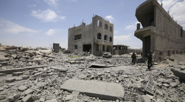 epa12058479 Yemeni soldiers walk amid the rubble as they inspect a damaged area after US airstrikes targeted a neighborhood in Sana'a, Yemen, 27 April 2025. At least two people were killed and 10 others wounded following overnight US airstrikes, which struck two neighborhoods of Sana'a, according to Houthi-run Al-Masirah TV.  EPA/YAHYA ARHAB