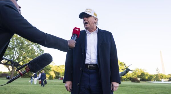 epa12059687 US President Donald Trump returns to the White House from his New Jersey golf club in Washington, DC, USA, 27 April 2024. As his presidency approaches the 100-day mark, a new Washington Post-ABC News-Ipsos poll puts his approval rating at 39 percent.  EPA/JIM LO SCALZO / POOL